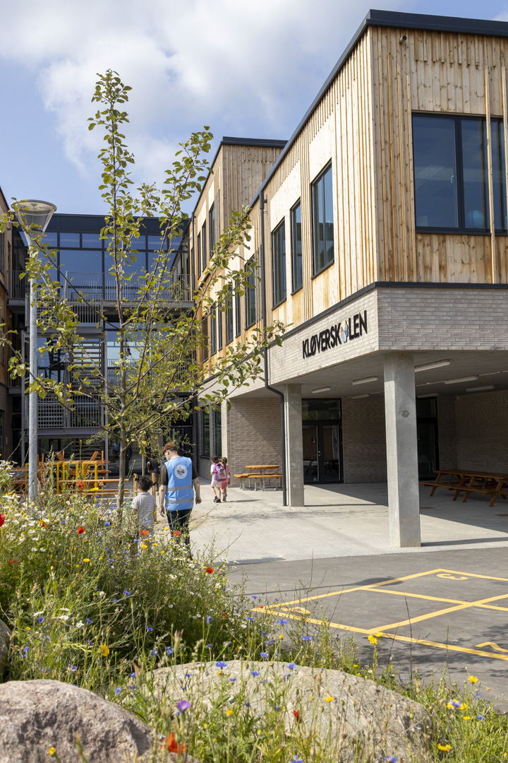 Blik på Kløverskolens facade med logo og grønt i forgrunden